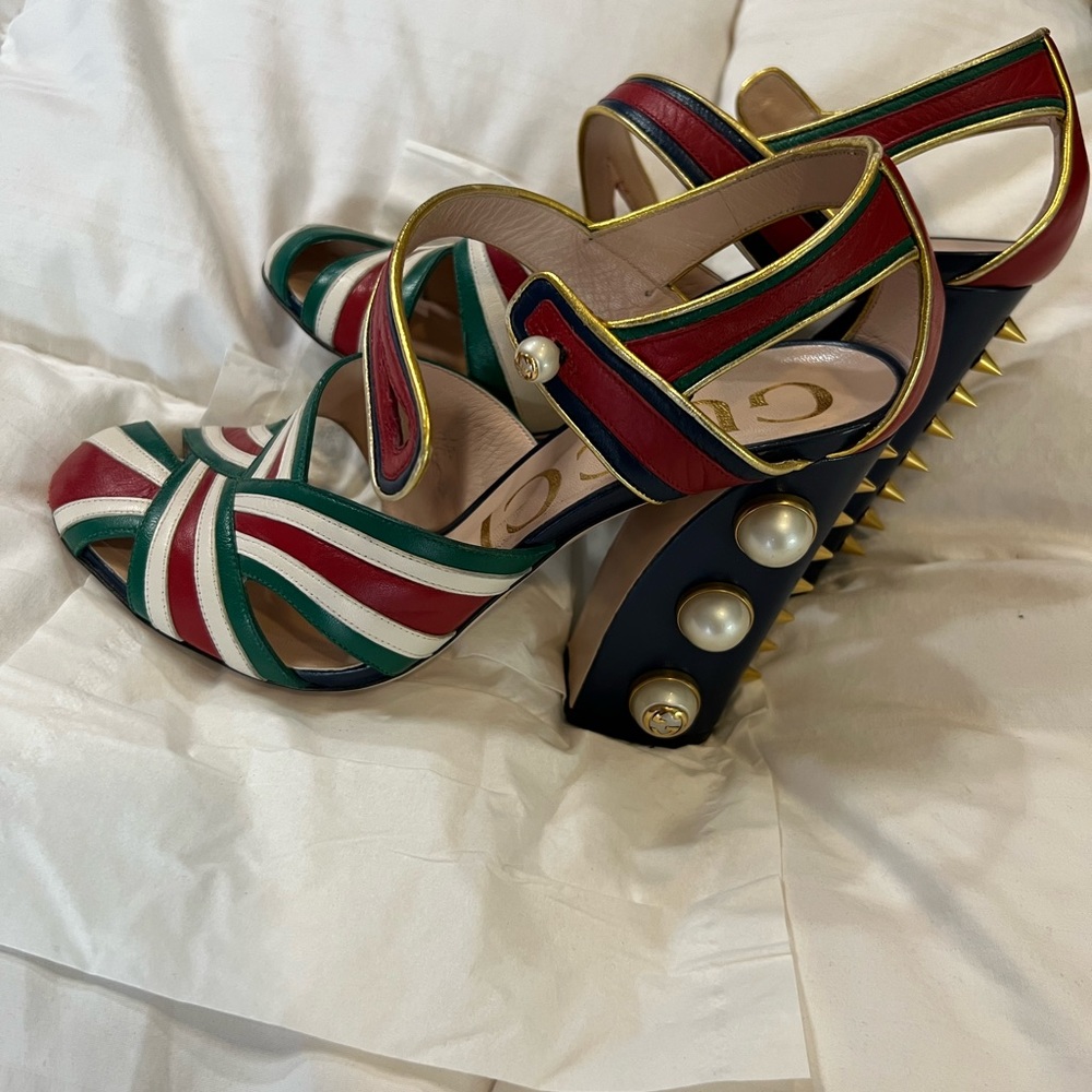 Gucci Runway heels 39 red , white , green & navy blue 🥰 gorgeous!